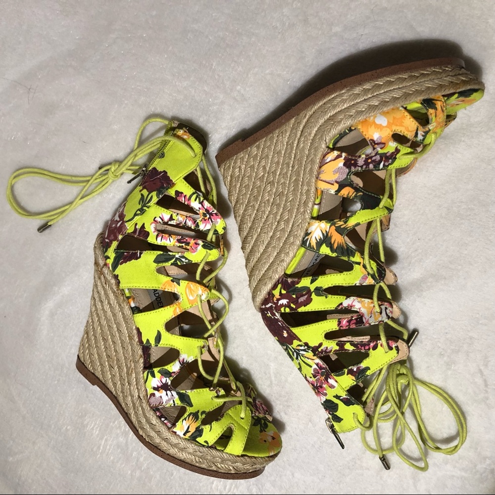 NWOT STEVE MADDEN THEEA WEDGES